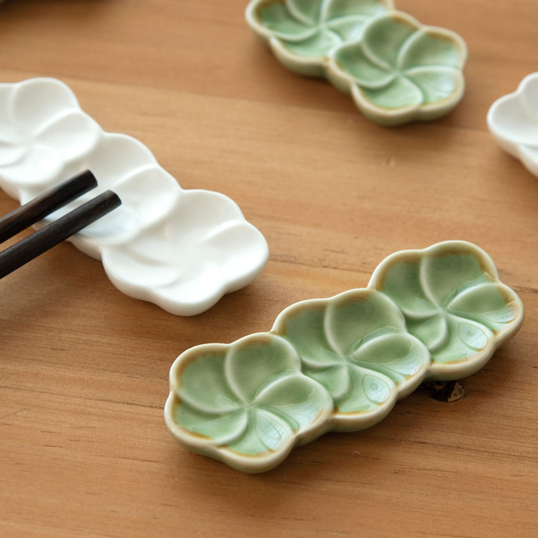当店在庫してます 箸置き 花 かわいい テーブルウエア テーブルコーディネート フランジパニ カフェ風箸置き カトラリーレスト テーブル雑貨 花箸置き シンプル プルメリアモチーフ 三輪タイプ 7.9cm ホワイト グリーン 陶器製 プレゼント ギフト レストラン カフェ 可愛い Franzy フランジー 雑貨 アジアン 人気新品 バリ島 はし置き おしゃれ 薬味皿 pl3-668 リゾート キッチン雑貨 カトラリー置き