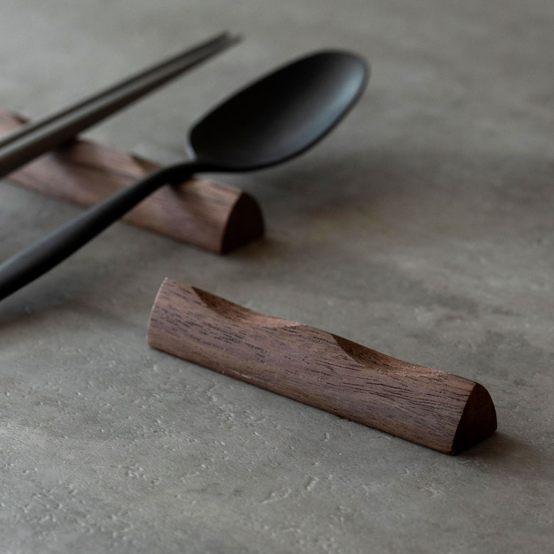 はしおき 和食器 洋食器 カトラリー SALE ダイニング キッチン雑貨 上品 レストラン ランチ ディナー 食卓 小物 店舗 お箸 置き テーブル 人気定番の コーディネート 箸置き カトラリーレスト ウォルナットウッド 木製 約 W リゾート 1.5cm ハンドメイド 9cm メール便対応 カトラリースタンド ギフト D アジアン雑貨 ロング カフェ 1.2cm ダークブラウン H 天然木 ナチュラル 51265 アジアン プレゼント かわいい 三角形